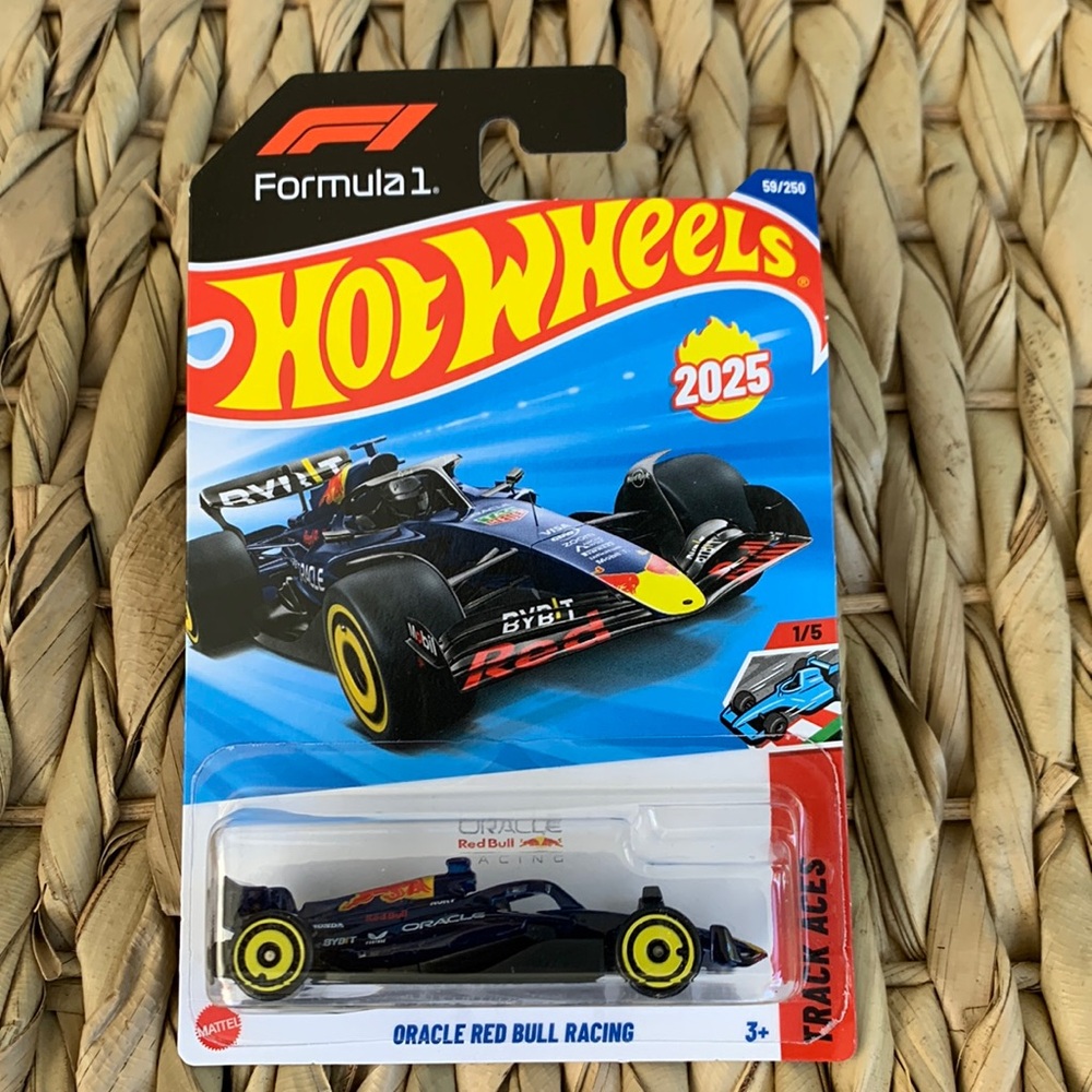 ORACLE RED BULL RACING Formula 1 F1 F   One Race Car TRACK ACES Hot Wheels 2025